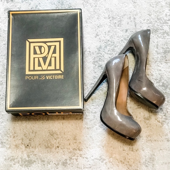 Pour La Victoire Women/'s BLACK Foil Patent Irina Platform Pump High Heels NEW